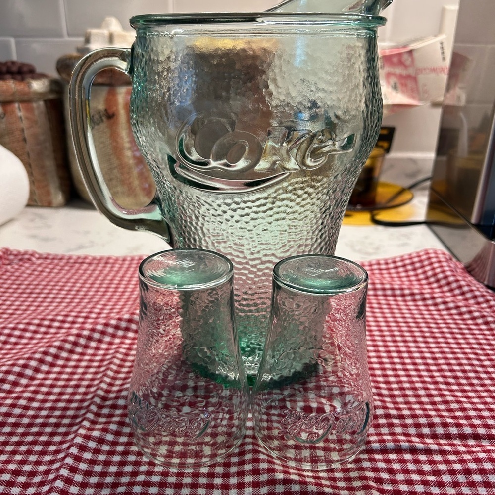 VTG COCA-COLA HEAVY GREEN PEBBLED GLASS 64 0Z COKE PITCHER-& 2 GLASSES 1999 NWOT